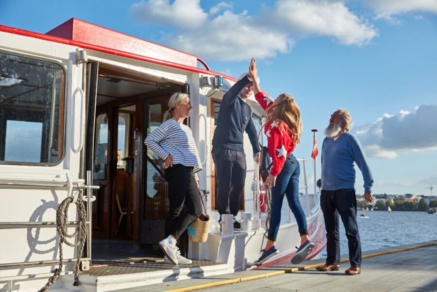 Hamburg: City Cruise on Alster Lake - Live German commentary and English audio: how to listen without frustration