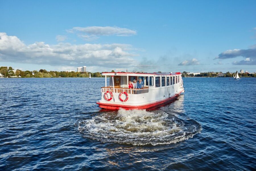 Hamburg: City Cruise on Alster Lake - Where you start: ATG Alster-Touristik on Pier Nr. 1