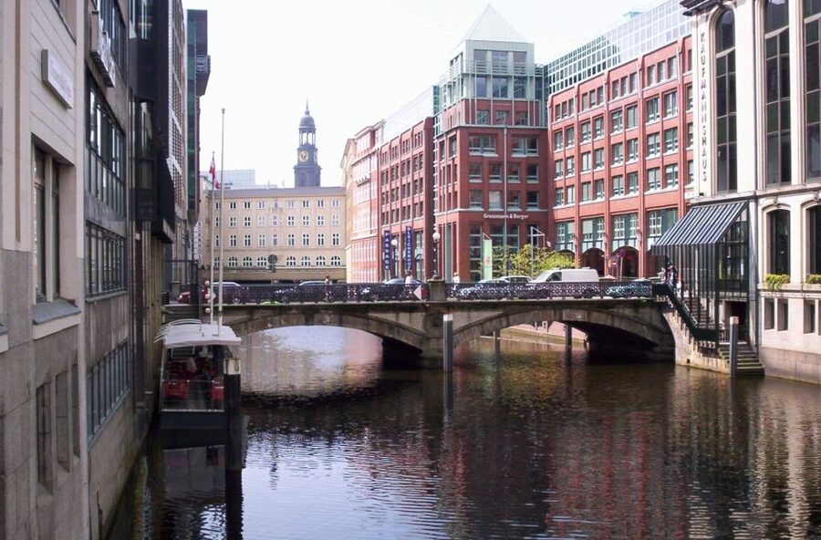 Hamburg: City Tour by Bike with Elbphilharmonie - Meeting at Schlüterstraße 11, then rolling into Rotherbaum and the Alster