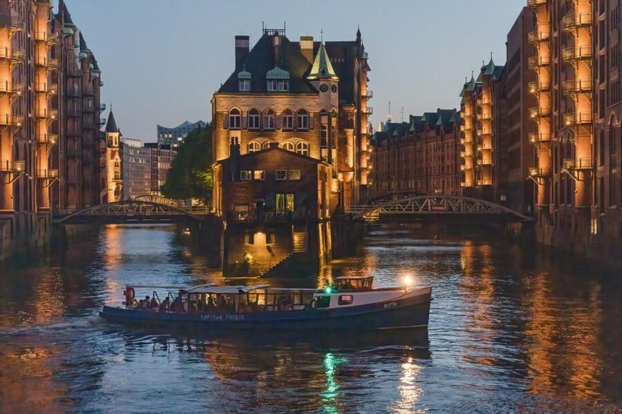 Hamburg Combi: 1,5h Evening Cruise & 2h Reeperbahn Tour - St. Pauli at night, the 2-hour Reeperbahn guided walk