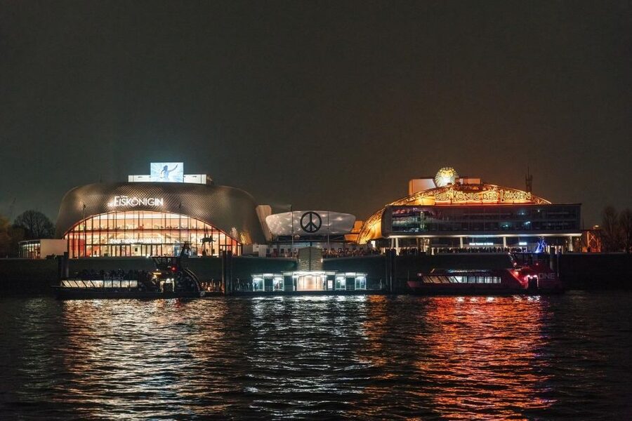 Hamburg Combi: 1,5h Evening Cruise & 2h Reeperbahn Tour - Pier 3 to the illuminated port, what you see on the 1.5 hour lights cruise
