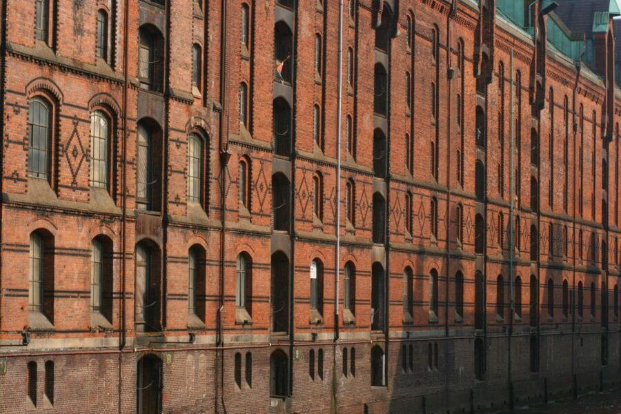Hamburg: Guided Port Walk for Families - Meeting on Deichstraße: Getting Started Smoothly