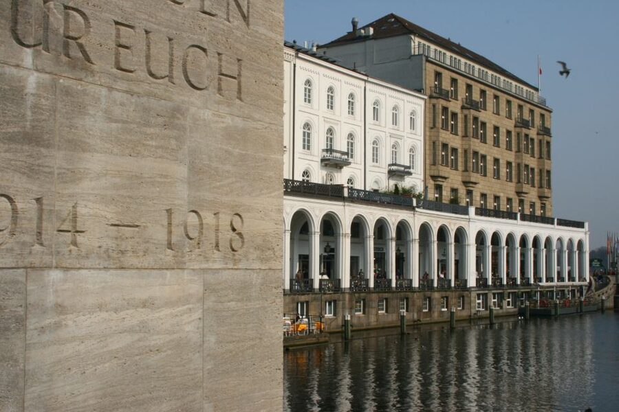 Hamburg: Guided Walking Tour - Alsterarkaden and Jungfernstieg: the easy way to read the city