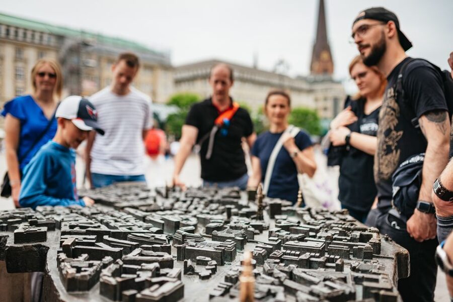 Hamburg: Guided Walking Tour for Magic Fans - Off-the-beaten-path corners and the wizard-knowledge game