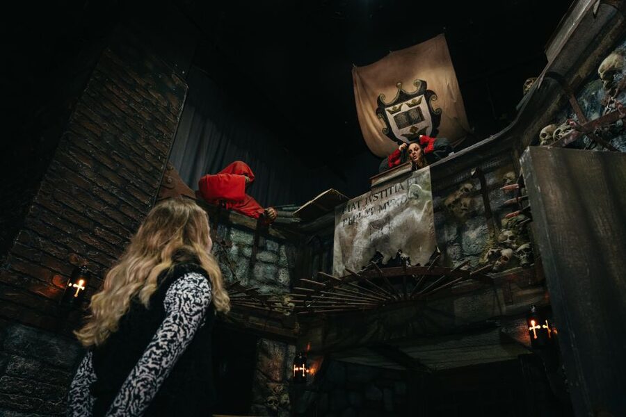 Hamburg: Hamburg Dungeon Admission Ticket - The show stops: plague, fire, execution drama, and the inquisition