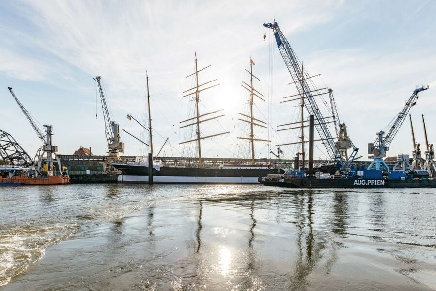 Hamburg: Harbor Cruise with Wine and Cheese - The Live German Commentary: How to Make It Worth It