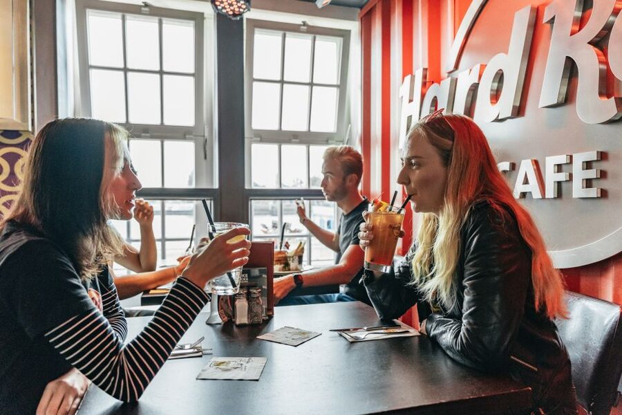 Hamburg: Hard Rock Cafe Skip-the-Line Meal - How the meal tends to run: drinks, main course rhythm, dessert payoff