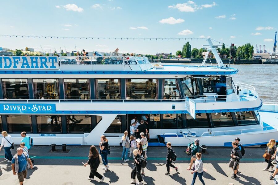 Hamburg: Hop-On Hop-Off Bus with Alster or Harbor Cruise - Where to start at St. Pauli Landungsbrücken and how to choose your first boarding spot
