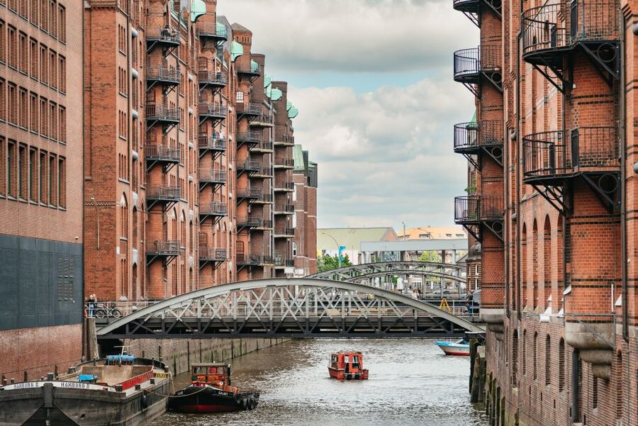 Hamburg: Hop-On Hop-Off Bus with Alster or Harbor Cruise - Audio guide reality check: 11 languages on the bus, English audio on the water