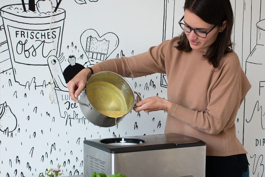 Hamburg: Ice-Cream Workshop - Custom flavor building, with toppings and sauces