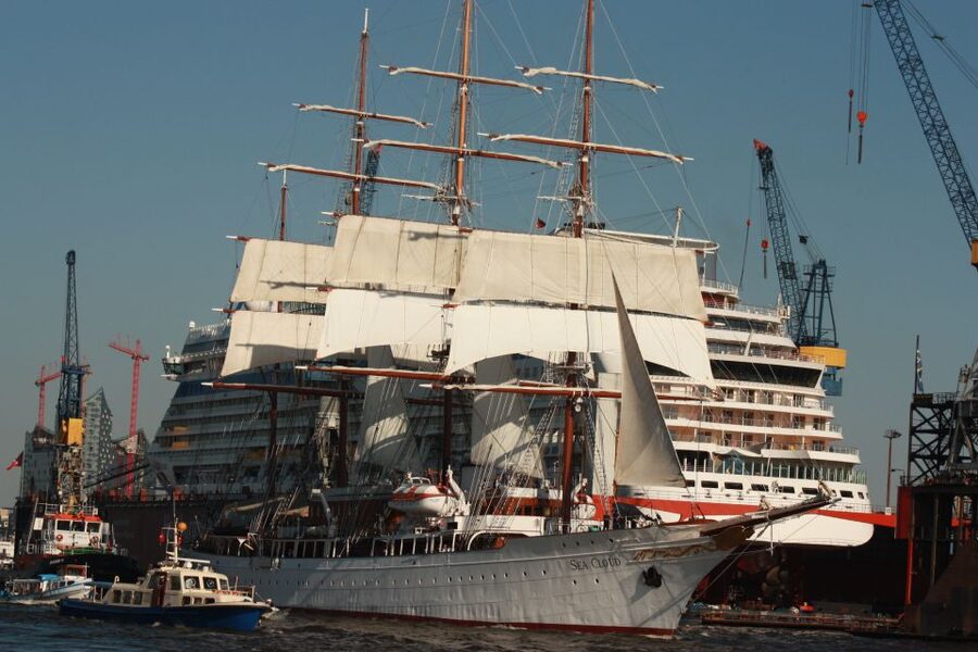 Hamburg: Line F Hop-On Hop-Off Bus and Boat Tour - Michel, Rathaus, Jungfernstieg, and the Alster Circuit