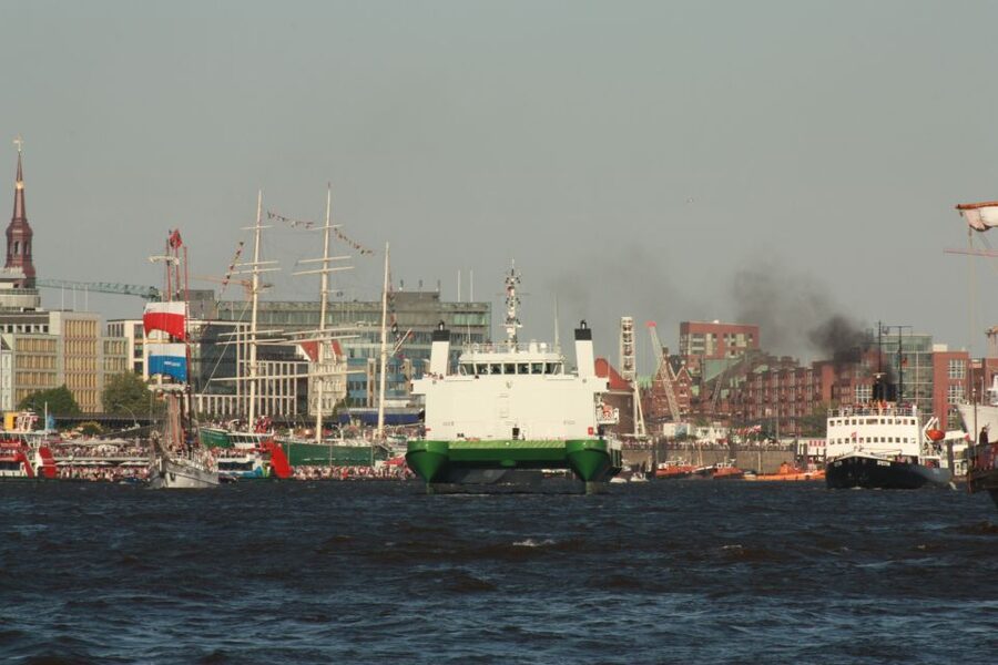 Hamburg: Line F Hop-On Hop-Off Bus and Boat Tour - Who Should Book This Hop-On Hop-Off Bus and Boat Tour