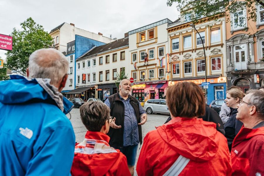 Hamburg: Lust, Luden & Die Große Freiheit Tour - Schnapps and a Kiez pub drink: why the food and drink stop matters