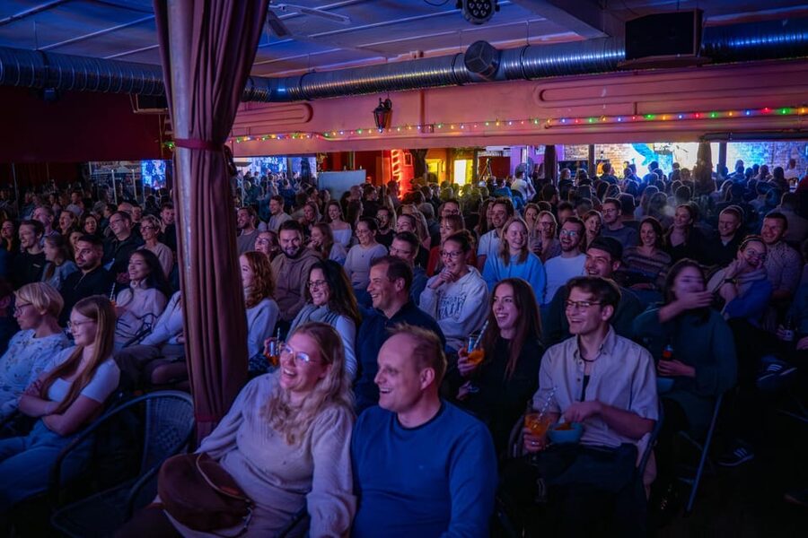 Hamburg: Moin Comedy Club Stand Up Comedy Live Show Ticket - The atmosphere at Universo Tango: candles, club closeness, and the vibe