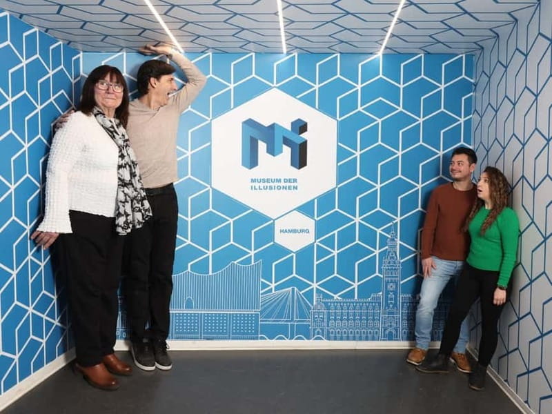 Hamburg: Museum of Illusions Ticket - The Over-50 Exhibit Flow: Infinite Rooms and Floating-Head Moments