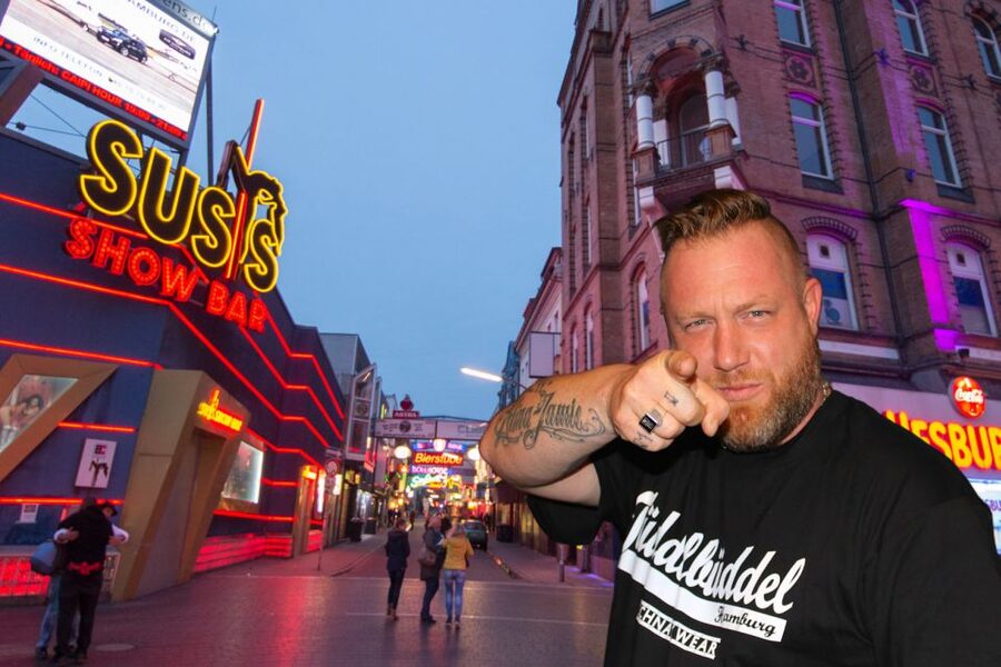 Hamburg: Olivia Jones Tour with Iconic Barker Fabian - The red light district walk, and how the Koberer story fits together