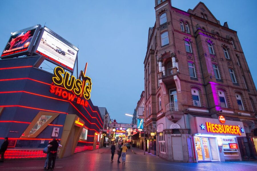 Hamburg: Original Kiez Tour in German with Eddy Kante - Seeing where Eddy had his first solo performance