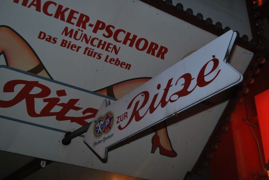 Hamburg: Private 1.5-Hour Walking Tour of St. Pauli - Beatles-Platz and Grosse Freiheit, where the music clubs cluster