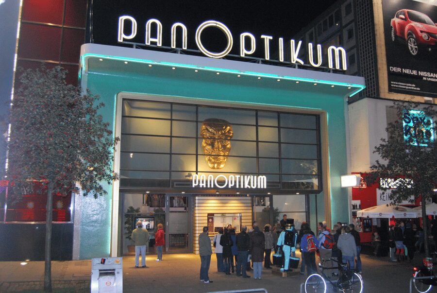 Hamburg: Private 1.5-Hour Walking Tour of St. Pauli - Meeting at St. Pauli station, then walking into the action