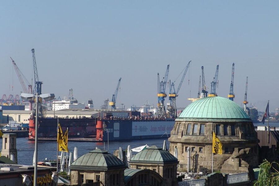 Hamburg: Private 2-Hour Guided Tour in Your Own Bus - St. Michael’s Church plus the shift to St. Pauli
