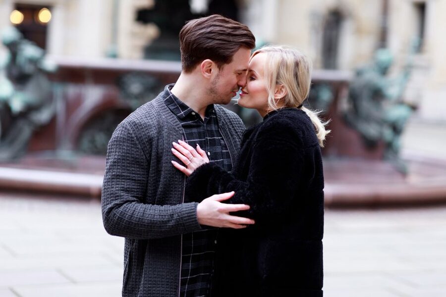 Hamburg: Private Couples' Photoshoot and Walking Tour - Where You Meet in Hamburg, Apple Jungfernstieg or Beatles-Platz