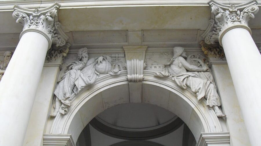 Hamburg: Private Tour Down Town around City Hall - Your Walk Starts in the Central City Zone
