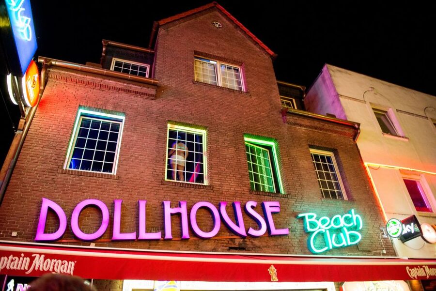 Hamburg: Private Tour Red Light District Walking Tour - The guide factor: what you should expect from the people leading the walk