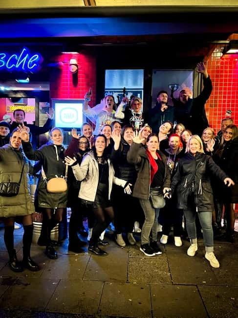 Hamburg: Pubcrawl & Nightlife Tour auf St.Pauli - How the guide keeps things safer and easier in a crowded party zone