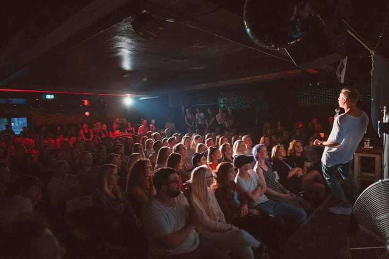 Hamburg: Reeperbahn Comedy Club - Down the steps: the welcome shot and how the host pulls you in
