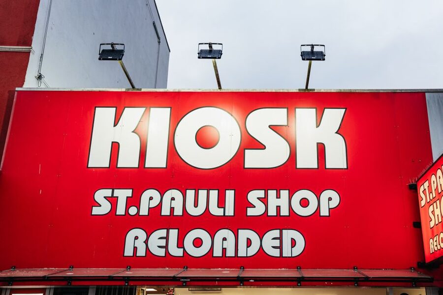 Hamburg: Reeperbahn Lust & Laster Tour for Adults Only - Meeting points and how the 2-hour pace feels in real life