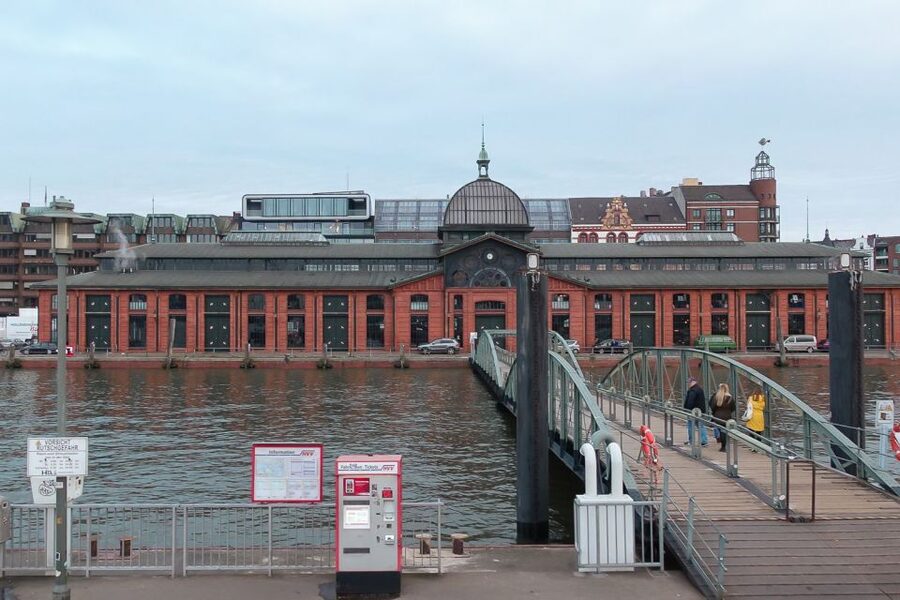 Hamburg: Reeperbahn, Port, & Fish Market Morning Tour - The Reeperbahn Walk: Snacks, Stories, and a Street-Level View