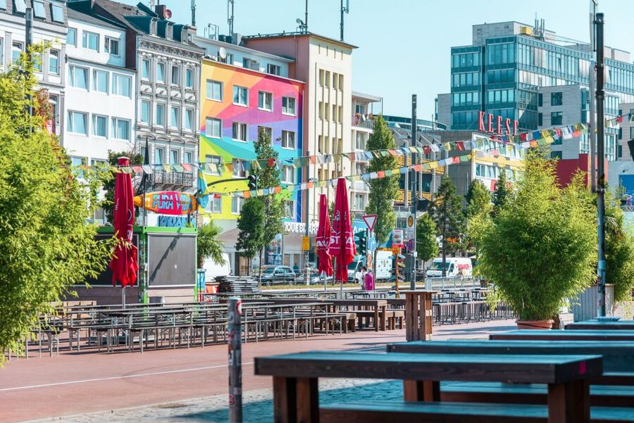 Hamburg: Reeperbahn, Port, & Fish Market Morning Tour - Heading Into the Port: Großen Elbstraße and the Working-Waterfront Feeling