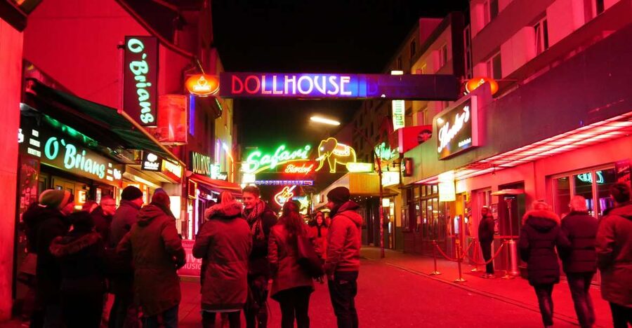 Hamburg: Reeperbahn Tour with English-Speaking Guide - The included beer, and why cash matters more than you think