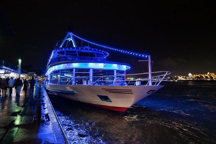 Hamburg: Saturday Night Boat Party - Hamburg harbor and city lights at night, what you can actually enjoy