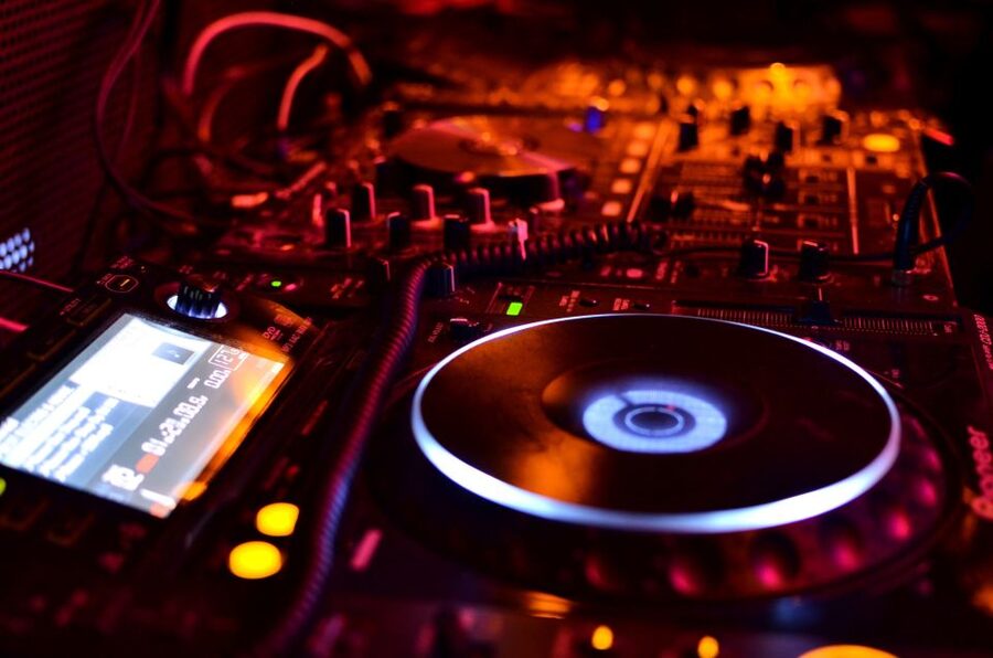 Hamburg: Saturday Night Boat Party - Who this boat party suits best, and who should skip it