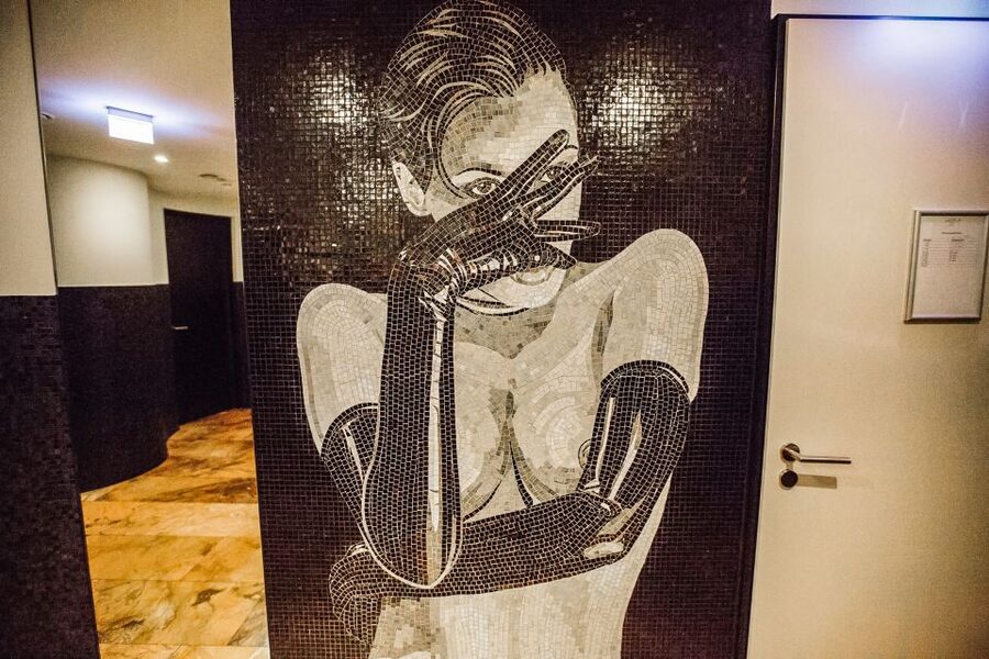 Hamburg: Sex and Crime in St. Pauli Tour for Ages 18+ - Public in German, private in English, and how that affects your pick