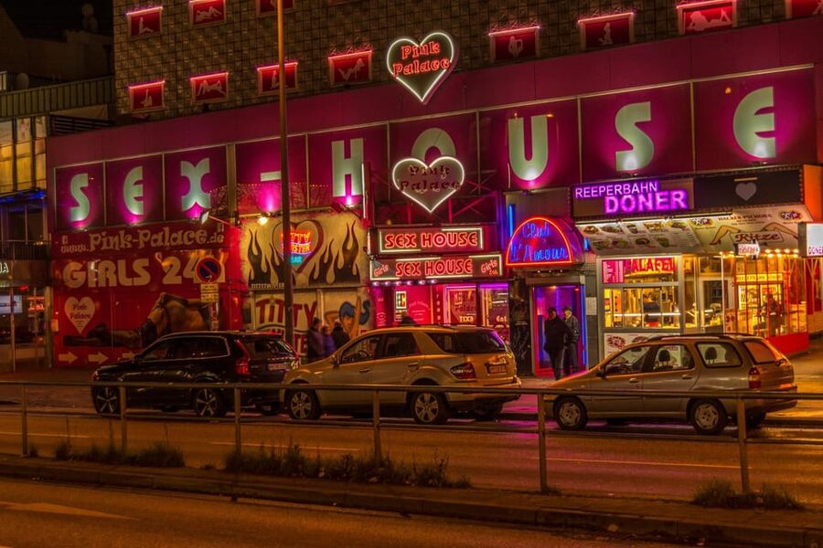 Hamburg: Sin & Sex Guided Tour of Reeperbahn - Hans-Albers-Platz and Hamburger Berg: live music atmosphere you can feel