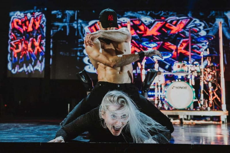 Hamburg: SIXX PAXX Show Entry Ticket - Language and show format: what German hosting means for you