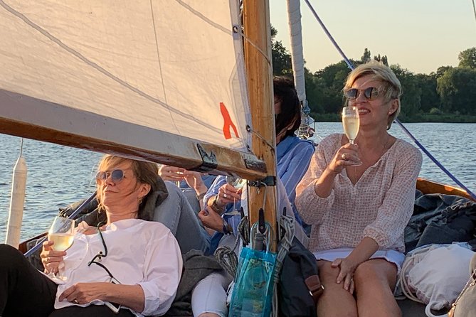 Hamburg Small-Group Sunset Sailing Cruise on Lake Alster - The included drink, and how it shapes the vibe