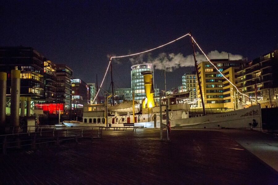 Hamburg: Speicherstadt and HafenCity 2-Hour Tour - Poggenmühlen Bridge and the shift toward HafenCity viewpoints