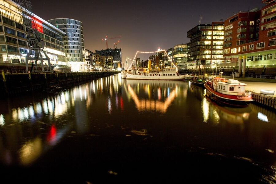 Hamburg: Speicherstadt and HafenCity 2-Hour Tour - Guides make the difference, especially in winter