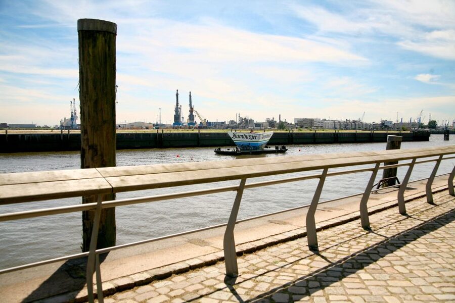Hamburg: Speicherstadt & HafenCity 2-Hour Walking Tour - Crossing Brooktorkai Into HafenCity’s Glass and Steel