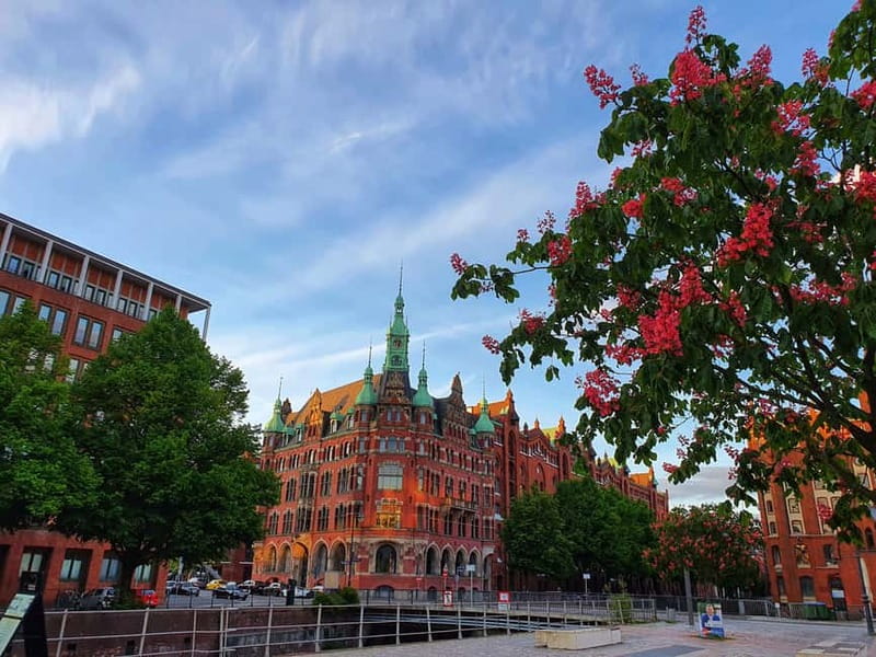 Hamburg: Speicherstadt, HafenCity + Elbphilharmonie Tour - Elbphilharmonie exterior finish, plus what to do with Plaza time