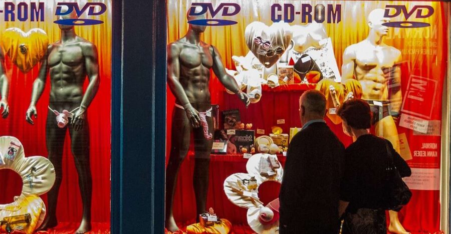 Hamburg: St. Pauli Highlights Guided Tour with Beer for 18+ - Key Things I’d Watch For