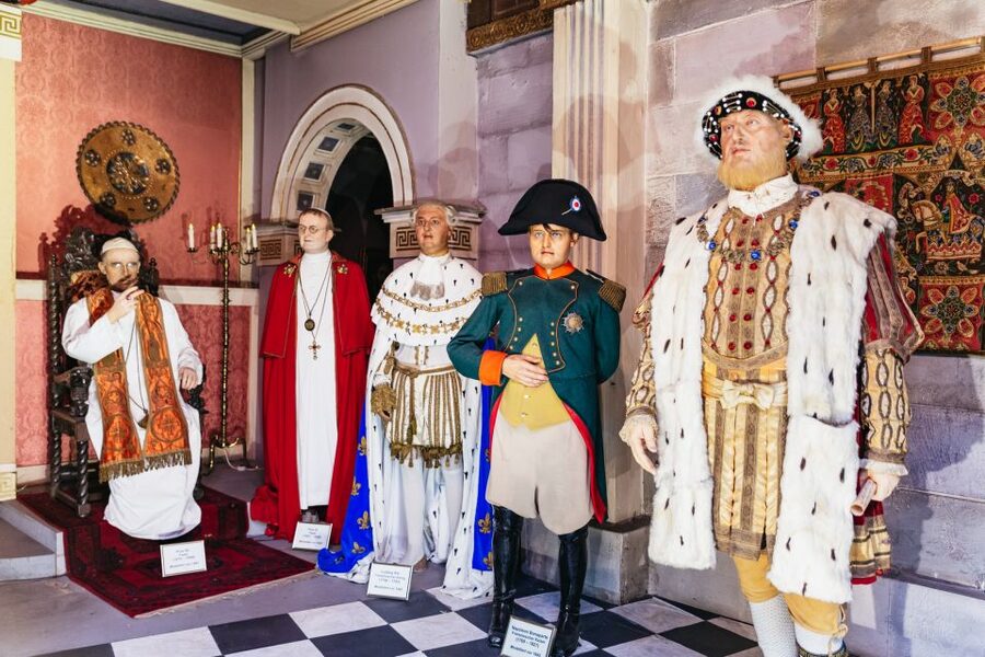 Hamburg: Ticket to the Panoptikum Waxworks - Giant Mariedl, a three-eyed man, and the showmanship beyond celebrities