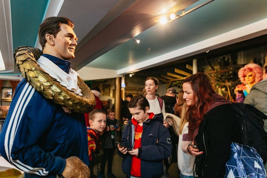 Hamburg: Ticket to the Panoptikum Waxworks - Wax figure creation: how it changes what you notice