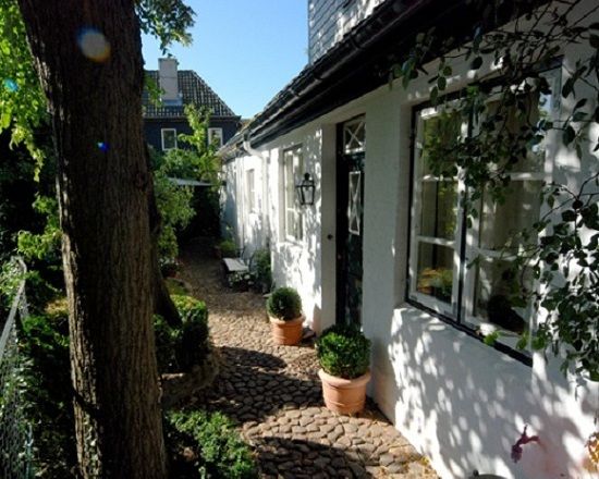 Hamburg: Tour of Blankenese on the Banks of the Elbe - Blankenese on the Elbe: why this part of Hamburg feels like a different world