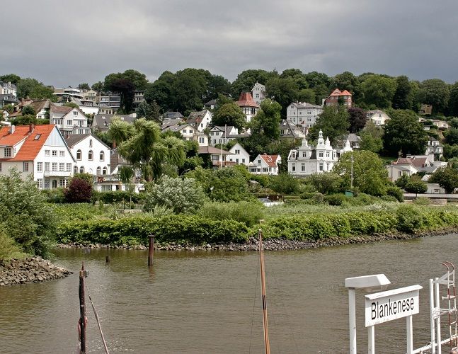 Hamburg: Tour of Blankenese on the Banks of the Elbe - Climbing Süllberg’s 74 meters for real Hamburg views