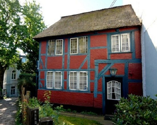 Hamburg: Tour of Blankenese on the Banks of the Elbe - Who should book this Blankenese on the Elbe walk, and who should skip it