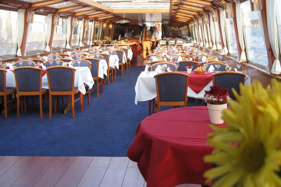 Hamburg: Traditional Harbor Tour with Commentary - Price and time: a $20, one-hour reality check